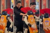 Robot tại nhà hàng lẩu Haidilao bất ngờ đập phá bát đĩa, phải chăng là stress quá?