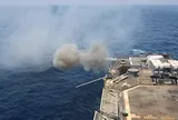 Tàu khu trục Mỹ nã pháo vào tàu hàng Iran