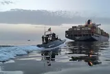 Ngay khi ông Trump tuyên bố giải cứu các tàu mắc kẹt ở Hormuz, một tàu chở dầu trúng "vật thể lạ"