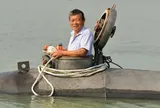 Phát hiện người đàn ông 60 tuổi thả "cục sắt" 5 tấn xuống nước, "con cá đen khổng lồ" chứng minh năng lực học hỏi đang kinh ngạc của người nông dân