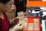 Giá vàng biến động dữ dội: Nên mua hay bán?