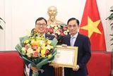 Bộ trưởng Bộ Ngoại giao tiếp Đại sứ Hàn Quốc tại Việt Nam Choi Young Sam chào từ biệt