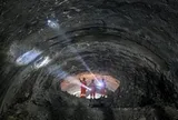 Láng giềng Việt Nam thả cỗ máy khổng lồ xuống nước, khoan xuyên nhiều lớp đất đá, lộ diện 'kỳ quan' chưa từng có dưới con sông dài thứ 3 thế giới