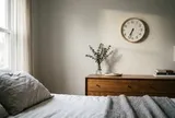 Vì sao không nên treo đồng hồ trong phòng ngủ, nhất là đối diện giường ngủ?