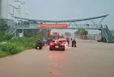 Mưa lớn giờ tan tầm, khu vực trước Aeon Mall Long Biên ngập sâu, cầu Vĩnh Tuy ùn tắc