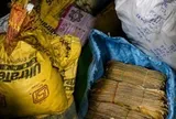 Cụ bà ăn xin 40 năm qua đời, người thân mở căn phòng luôn khoá kín: Số lượng bên trong lên tới hơn 30