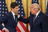 Ông Trump bất ngờ lên tiếng bảo vệ Chủ tịch FED, đổ lỗi cho Hội đồng thống đốc về quyết định tăng lãi suất