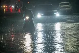 Hà Nội mưa lớn trong đêm, nhiều tuyến đường bị ngập úng