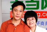 Tỷ phú ‘sa cơ’ vì bất đồng với vợ, giờ livestream bán sách, bán rượu