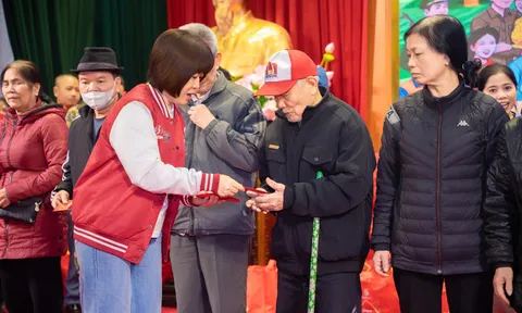 SABECO và UB MTTQ Việt Nam trao tặng 300 phần quà “Chung Vị Tết Việt” cho người dân tỉnh Ninh Bình