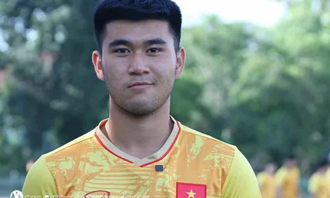 Cầu thủ U23 Việt Nam bất tỉnh sau pha va chạm mạnh trên sân