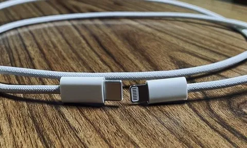 Người đàn ông dán dây sạc iPhone vào mũi giả bộ thở oxy khi điều trị ung thư, sơ hở rõ ràng nhưng đến cả tỷ phú cũng bị lừa chuyển tiền ủng hộ
