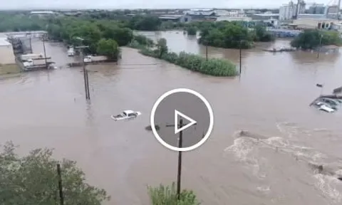 Thảm họa lũ lụt Texas: Cả gia đình 6 người bị cuốn trôi