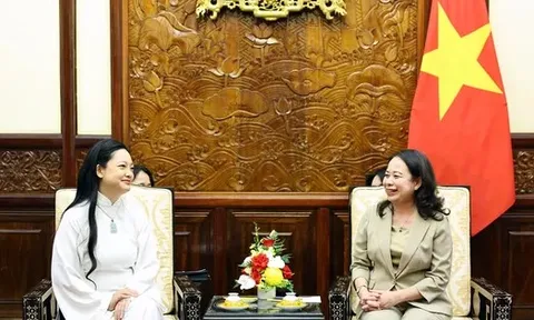 Nữ phi hành gia gốc Việt đầu tiên bay vào vũ trụ bàn giao hạt giống sen cho Việt Nam
