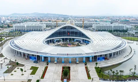 Nhìn gần trung tâm hội nghị hình giọt nước đón các doanh nghiệp xúc tiến đầu tư