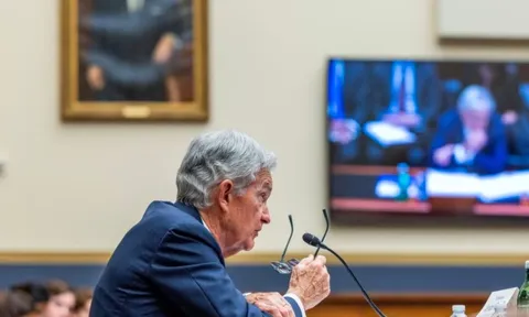 Tổng thống Trump đe doạ sa thải Chủ tịch Fed khiến thị trường 'dậy sóng': Cả thế giới sẽ chịu rủi ro lớn thế nào nếu Fed không độc lập với chính phủ?