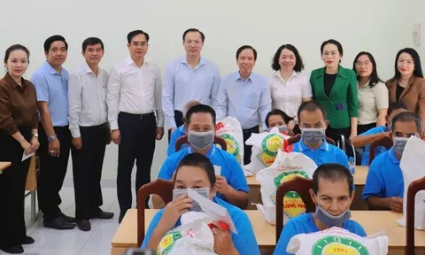 Tây Ninh thăm, tặng quà người có công nhân kỷ niệm 78 năm Ngày Thương binh - Liệt sĩ