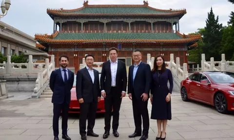 Musk, 2 chiếc Tesla đỏ - cầu nối Trung Quốc và Mỹ nay lung lay, người thay thế xuất hiện: CEO mặc áo da