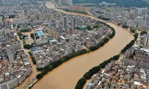 Trung Quốc: Lượng mưa 1 năm trút xuống trong 1 ngày, hàng chục ngàn người dân bỏ chạy