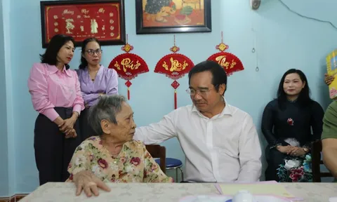 Đoàn lãnh đạo Tp.HCM thăm, tri ân các gia đình chính sách tại Đặc khu Côn Đảo