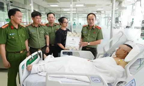 Giám đốc Công an Hà Nội thăm hỏi, động viên cán bộ bị thương khi làm nhiệm vụ