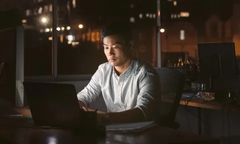 Thao túng tâm lý trắng trợn: Công ty ép nhân viên làm thêm 160 giờ/tháng, không một xu lương tăng ca