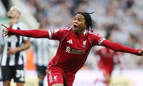 Liverpool thắng nghẹt thở Newcastle nhờ cầu thủ 16 tuổi