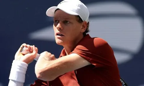 Jannik Sinner 'tốc hành' vào vòng 2 US Open