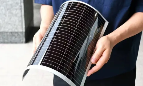 Nhật Bản sắp tạo ra các tấm pin mặt trời siêu mỏng, có thể bẻ cong, dán hàng loạt lên tường, mái nhà