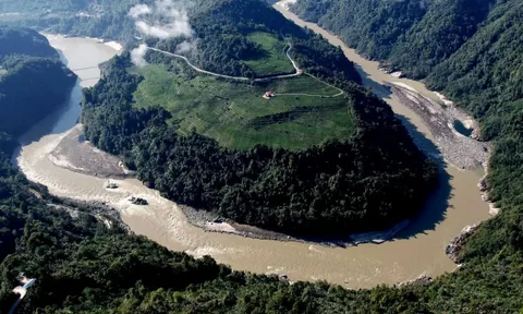 Trung Quốc khiến thế giới choáng váng: Xây trung tâm AI ở độ cao 3.600 mét, phủ kín 420 km2 bằng tấm pin mặt trời
