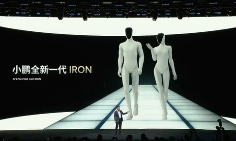 CEO hãng xe Trung Quốc ra lệnh 'cắt chân' robot ngay trên sân khấu để chứng minh không có người bên trong