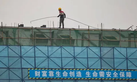 Đằng sau mục tiêu tăng trưởng GDP 5% là các địa phương nợ gần 19 nghìn tỷ USD: Chuyện gì đang xảy ra ở nền kinh tế lớn thứ 2 thế giới?