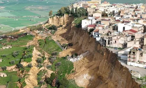 Hình ảnh gây sốc ở Ý: Hàng loạt nhà của lơ lửng trên vách đá, hơn 1.500 người dân được sơ tán sau mưa bão