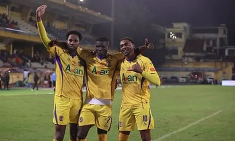 Thể Công Viettel thua đậm SLNA dù được chơi hơn người