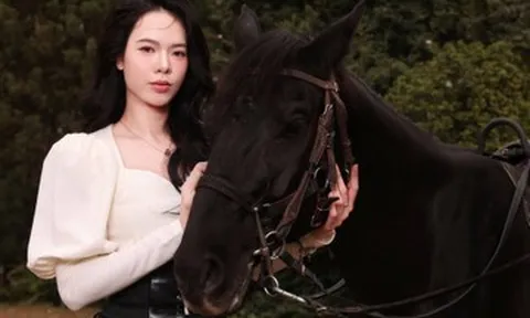 Hoa khôi bóng chuyền khoe sắc bên chiến mã đón Tết Bính Ngọ 2026