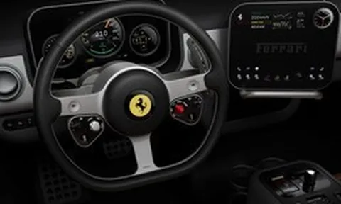 Cú bắt tay lịch sử: "Phù thủy thiết kế của Apple" Jony Ive chính thức thổi hồn vào nội thất siêu xe điện Ferrari Luce