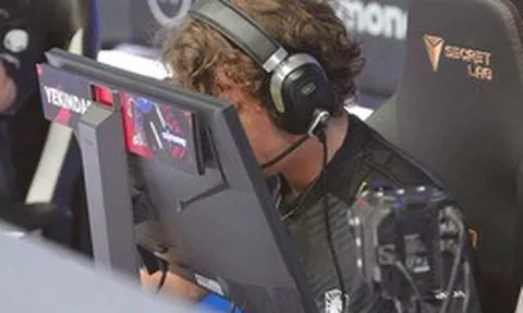 Giải mã thói quen kỳ lạ của game thủ chuyên nghiệp: Tại sao họ lại "dí mắt" vào màn hình khi thi đấu?