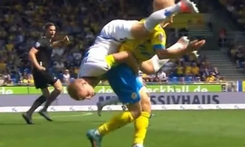 Video sân cỏ và những màn 'tấu hài' bất đắc dĩ