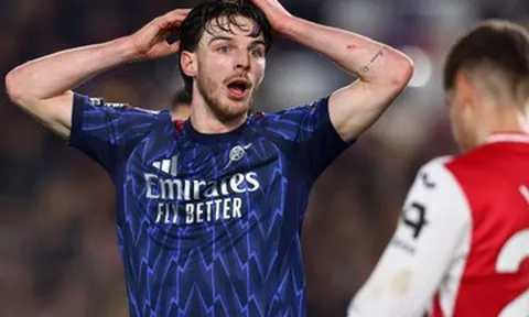 Arsenal hòa Brentford trong thế thua: Run rẩy trên ngôi đầu