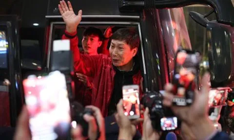 HLV Kim Sang Sik mang quà 'đặc biệt' về Hàn Quốc ăn Tết