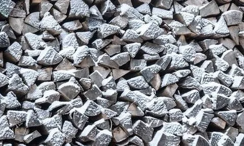 Tách khỏi lưới điện Nga, quốc gia EU chịu giá năng lượng cao giữa mùa đông lạnh bất thường, người dân cạn kiệt củi khô để sưởi ấm