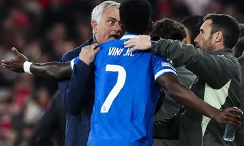Mourinho bị chê đạo đức giả vì 'dạy đời' Vinicius