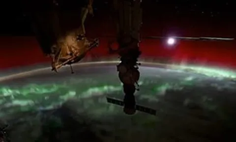 Ngắm cực quang đáng kinh ngạc từ không gian vũ trụ