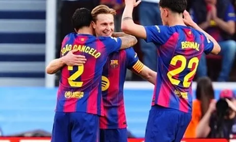 Barca thắng trận '3 sao', qua mặt Real Madrid lên đỉnh bảng