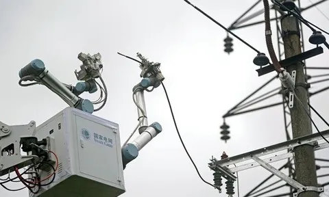 Tử thần "chào thua" đường dây 10 kV: Robot Trung Quốc lần đầu thay thế con người sửa điện trực tiếp!