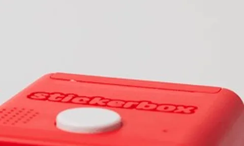 Sau hàng loạt thất vọng về AI, một chiếc hộp in sticker 9,5 cm lại ra đời và khiến giới công nghệ bất ngờ