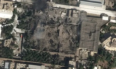 Hình ảnh vệ tinh khu nhà của lãnh đạo tối cao Iran bị phá hủy