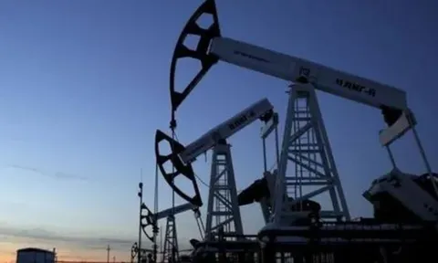 Giá dầu Brent áp sát 80 USD/thùng giữa lo ngại gián đoạn nguồn cung