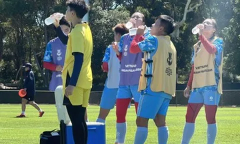 Tuyển nữ Việt Nam thi đấu giữa trưa, dưới trời nắng nóng gần 40 độ