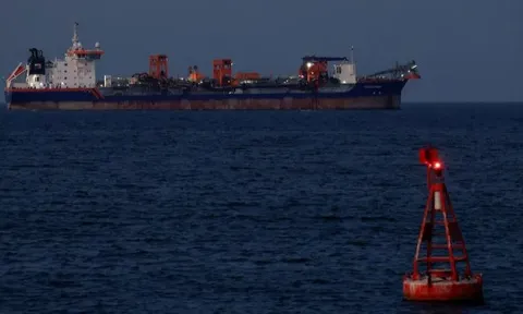 Phát hiện loạt tàu tắt tín hiệu, đi qua eo biển Hormuz mang gần 12 triệu thùng dầu đến thẳng một nước châu Á